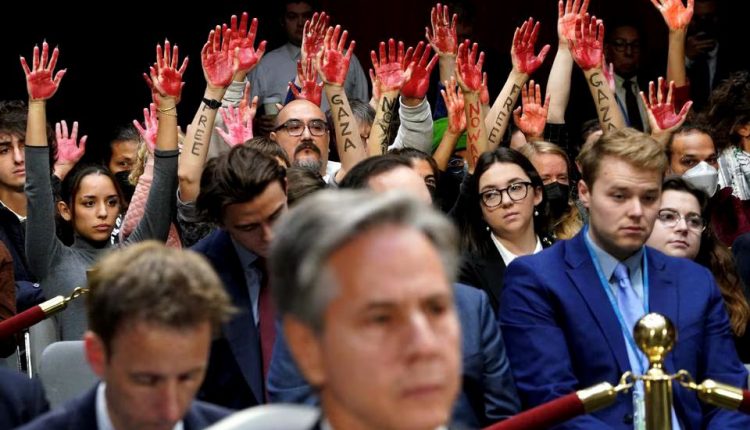 “أوقفوا المذابح في غزة”.. محتجون يقاطعون جلسة استماع لوزيري الدفاع والخارجية الأمريكيين