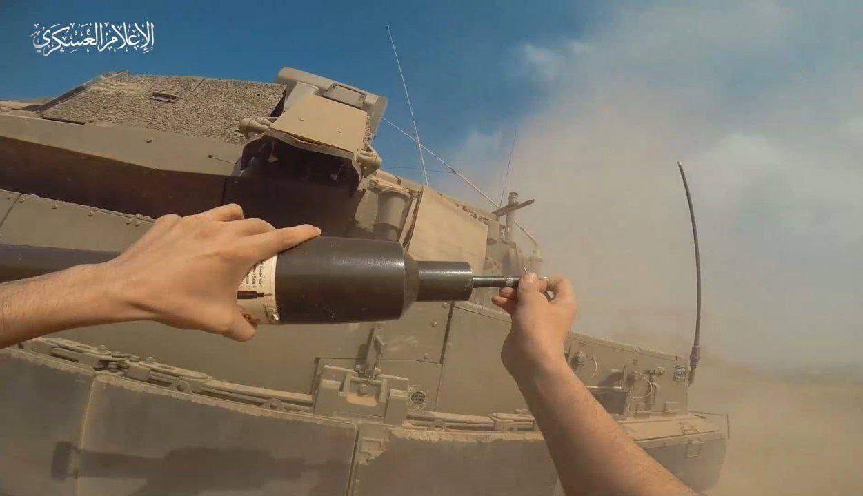 القسام ينشر فيديو يوثق تفجيره دبابة للعدو ويتمكن من احضار بقاياها