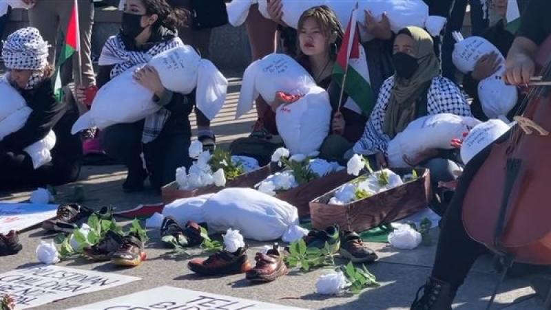 وقفة مع أكفان أطفال غزة أمام البيت الأبيض تطالب بايدن بوقف إطلاق النار فوراً