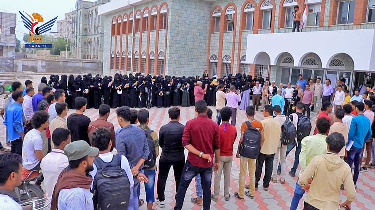  وقفة لموظفي المعهد الوطني وضرائب كبار المكلفين بالحديدة تضامنا مع فلسطين