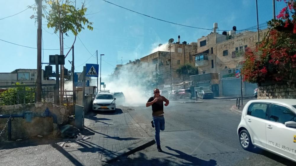 قوات العدو تفرق المصلين في وادي الجوز بقنابل الغاز والمياه العادمة