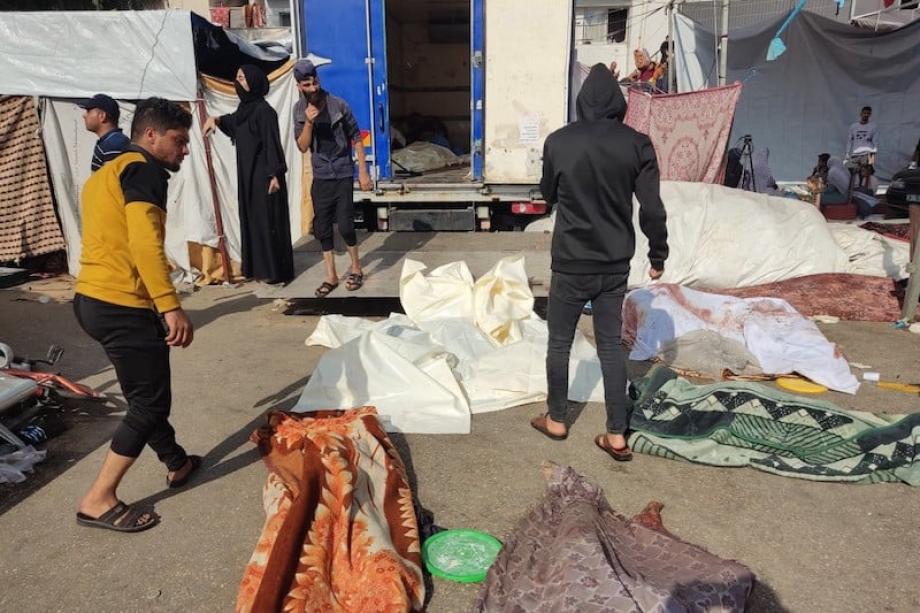 انتشال جثث 50 شهيدا من مركز إيواء بغزة تعرض لقصف صهيوني 