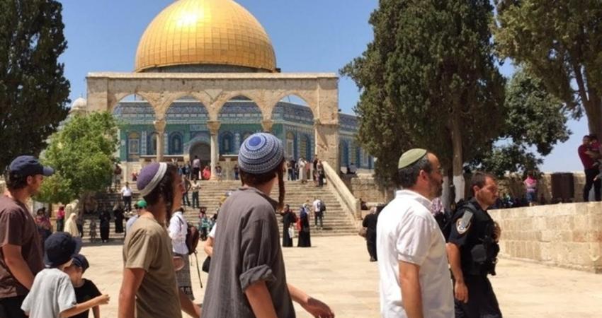 قطعان المستوطنين يقتحمون باحات المسجد “الأقصى” بحماية شرطة العدو