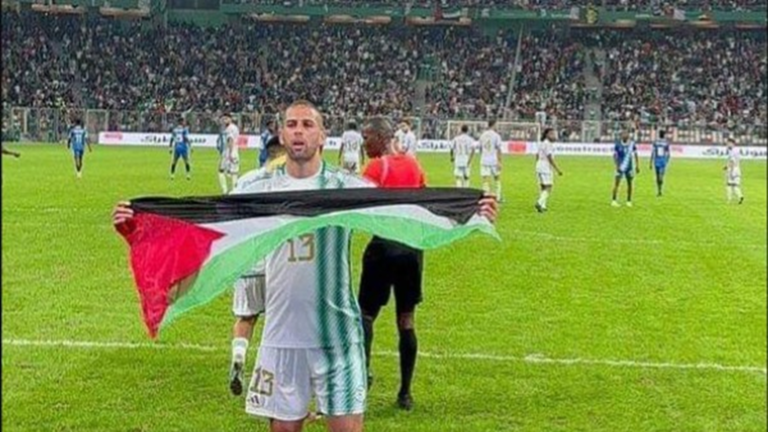 الجزائري سليماني يحتفل بهدفه التاريخي في تصفيات المونديال برفع علم فلسطين