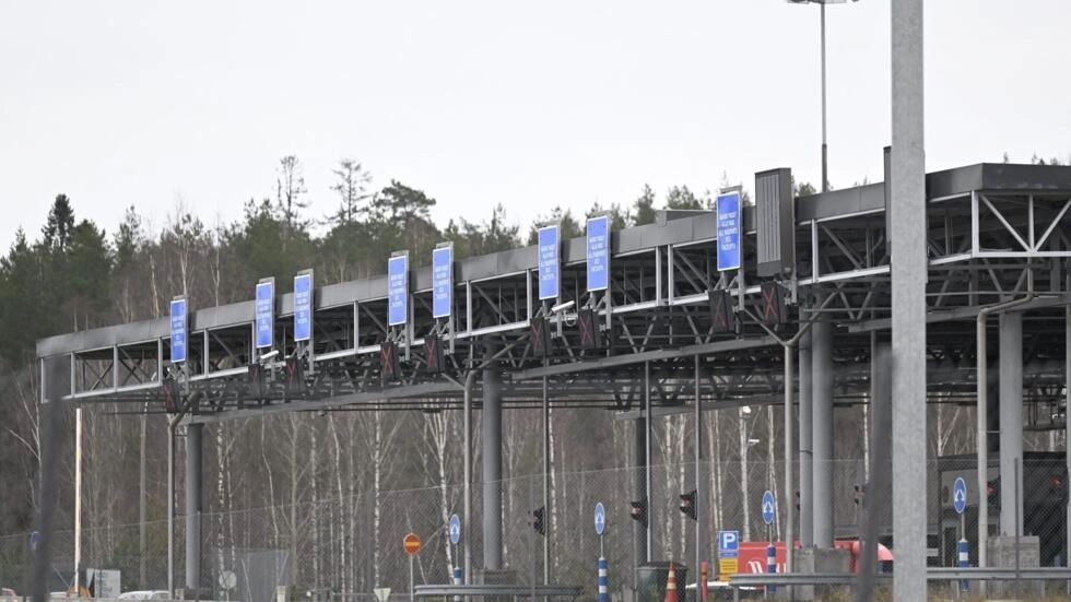 فنلندا تقرر غلق نصف معابرها وتضع حواجز على الحدود مع روسيا