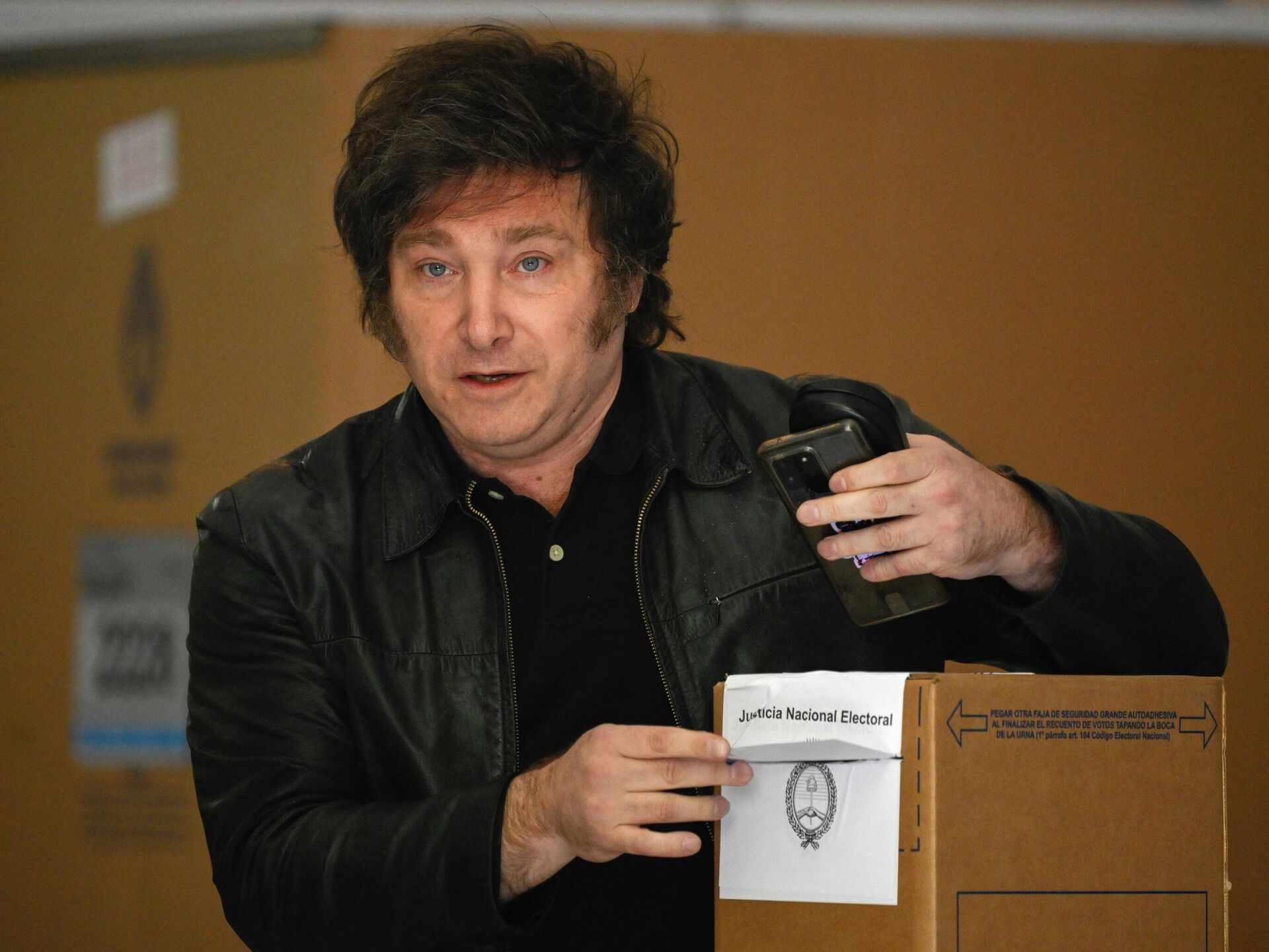 فوز مرشح اليمين المتشدد في الأرجنتين خافيير ميلي بالانتخابات الرئاسية