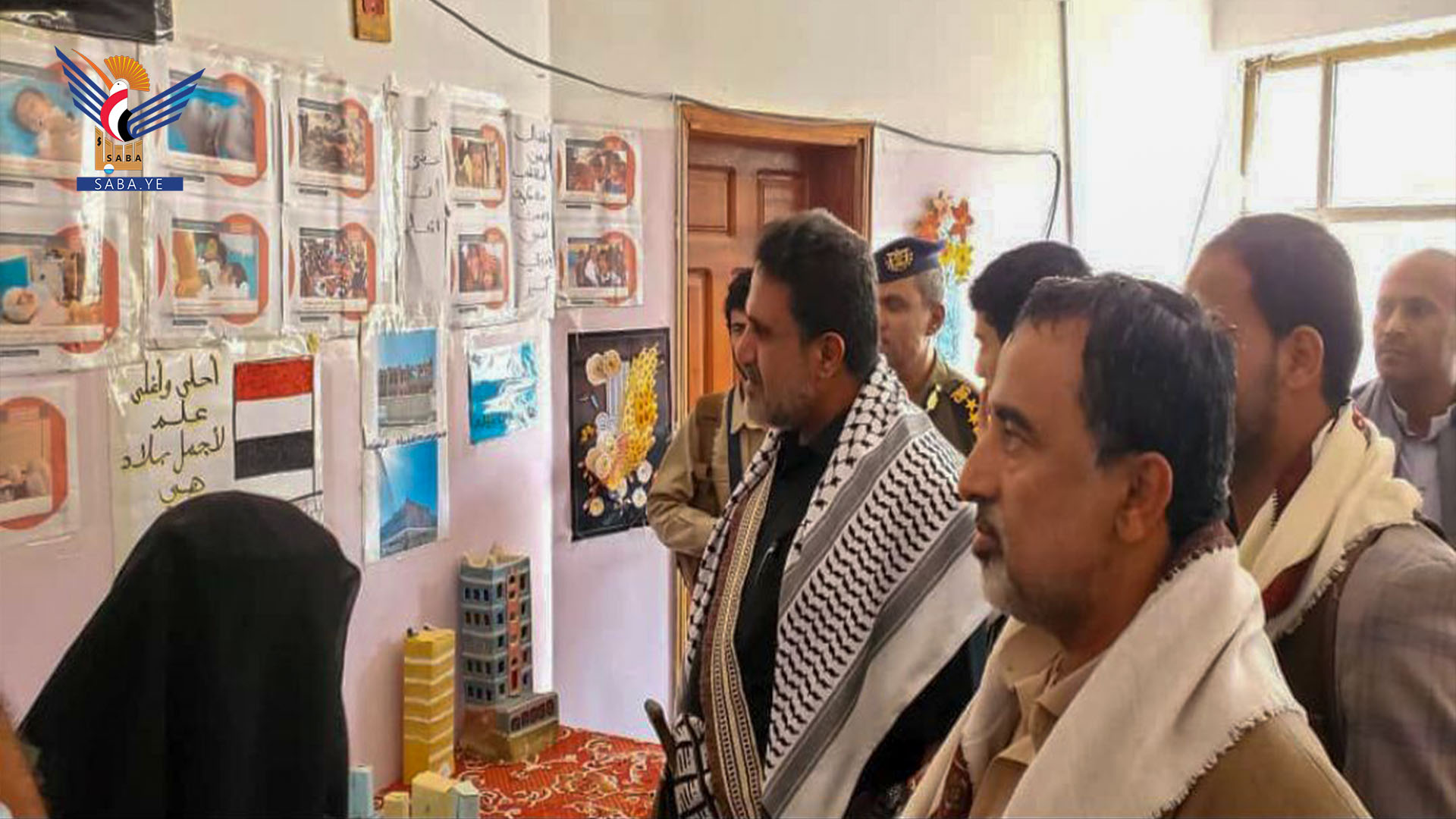 محافظ البيضاء يفتتح معرض صور بمناسبة اليوم العالمي للطفولة