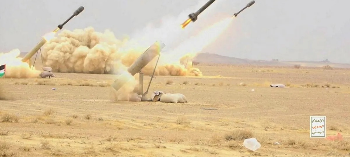 القوات المسلّحة اليمنية تطلق دفعة من الصواريخ نحو أهداف عسكرية في “إيلات”