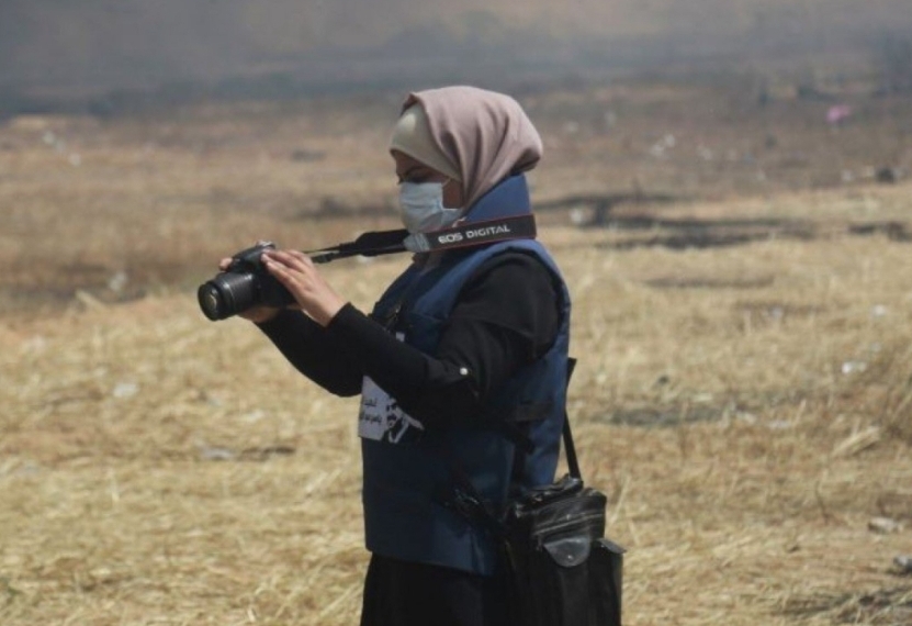 استشهاد الصحفية الفلسطينية أمل زهد رفقة عائلتها بقصفٍ استهدف منزلها في مدينة غزة