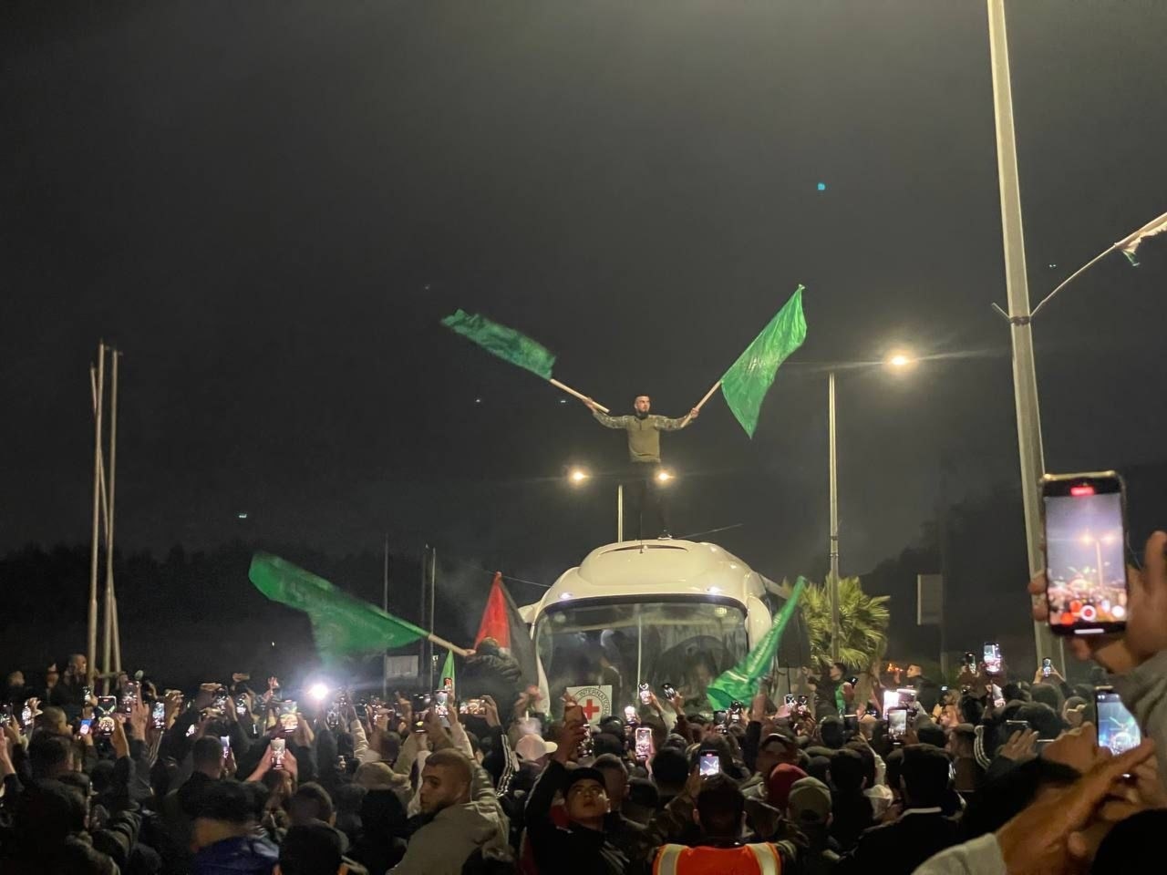 المقاومة الفلسطينية تفي بوعدها والاحتفالات تعم فلسطين بعد وصول الأسيرات والأسرى المقاومة الفلسطينية تفي بوعدها والاحتفالات تعم فلسطين بعد وصول الأسيرات والأسرى