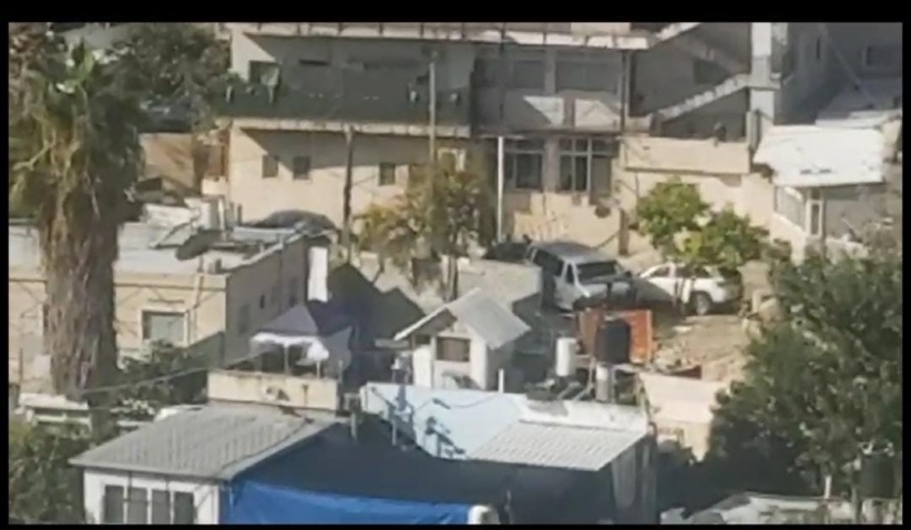 قوات وجرافات العدو الصهيوني تحاصر منزلا مهددا بالهدم بحي البستان ببلدة سلوان