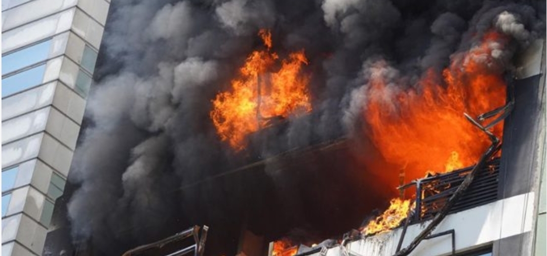 السلطات الأرجنتينية :مصرع شخص وإصابة 42 آخرين في حريق بمبنى وسط بوينس آيرس