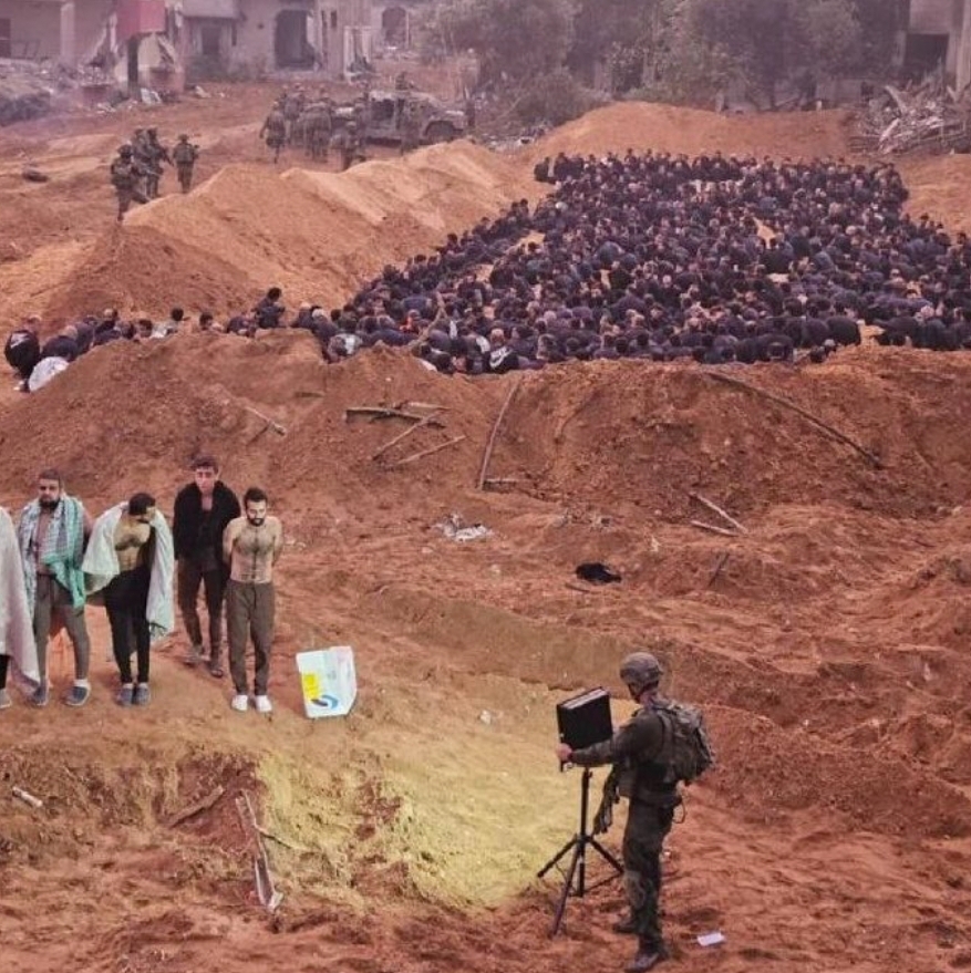 نشطاء يتداولون “صورة جديدة لعشرات المعتقلين الفلسطينيين في غزة” في خنادق ترابية ومجردين من الملابس 