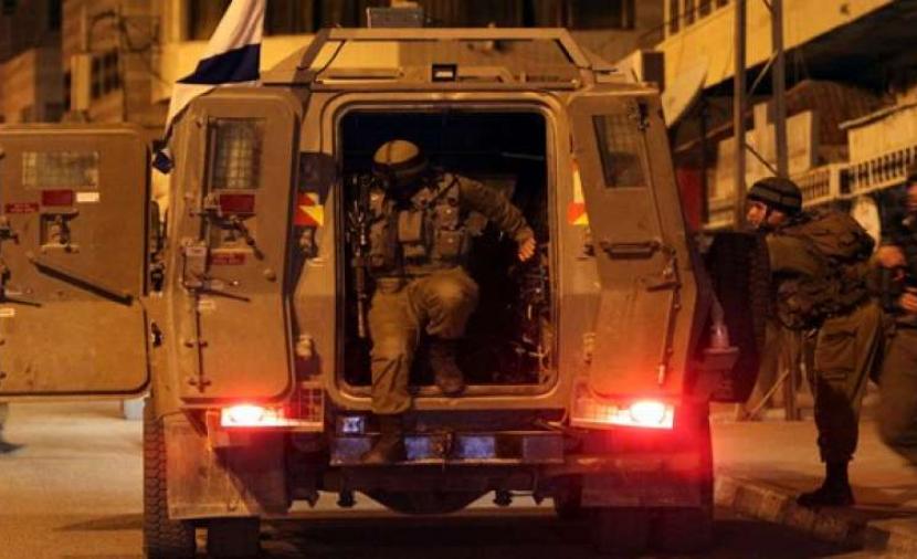 قوات العدو تقتحم عدة مواقع بالضفة الغربية