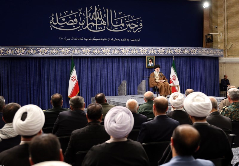 السيد علي خامنئي: الشهداء هم هوية الشعب الإيراني ولا ينبغي للشعب أن ينسى هويته