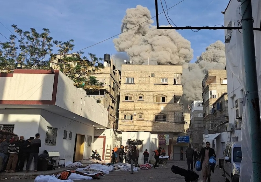 العدو الصهيوني يستخدم قذائف تحتوي شفرات تتسبب في تقطيع أجساد الغزيين