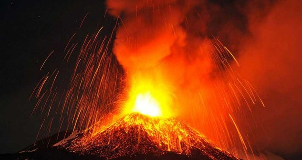 ثوران بركان في أيسلندا بعد أسابيع من نشاط زلزالي عنيف