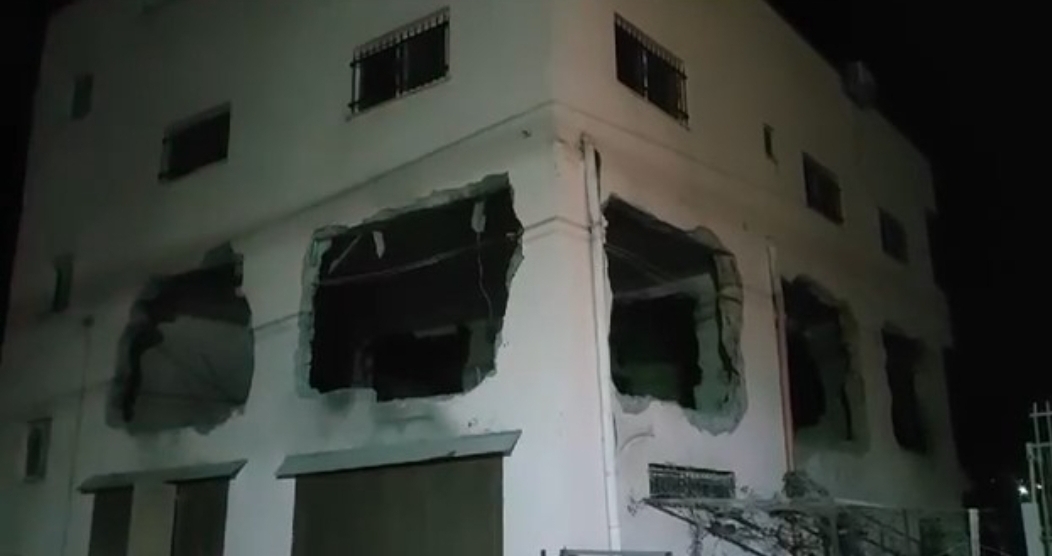 العدو يفجر منزل عائلة منفذ عملية حوارة بنابلس واصابة العشرات بالاختناق