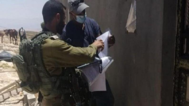 العدو الصهيوني يوقف البناء في ثلاثة منازل ويهدم بئرا شمال الخليل