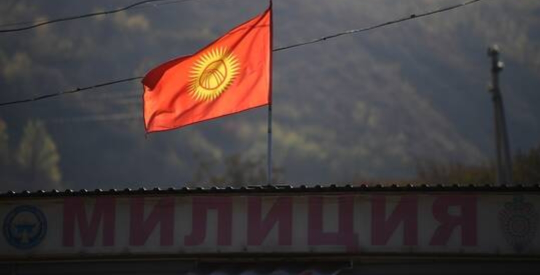 برلمان قرغيزستان يوافق على مشروع قانون لتغيير علم البلاد