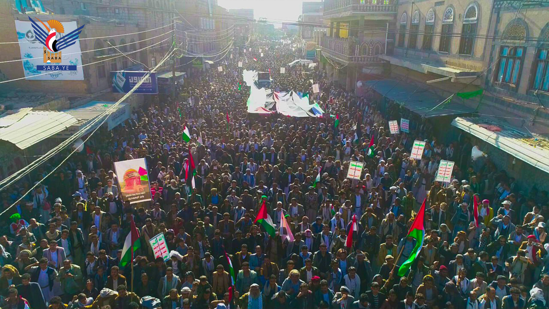 مسيرة جماهيرية بذمار وكافة مديرياتها تحت شعار ” تحالف حماية السفن الإسرائيلية لا يرهبنا”