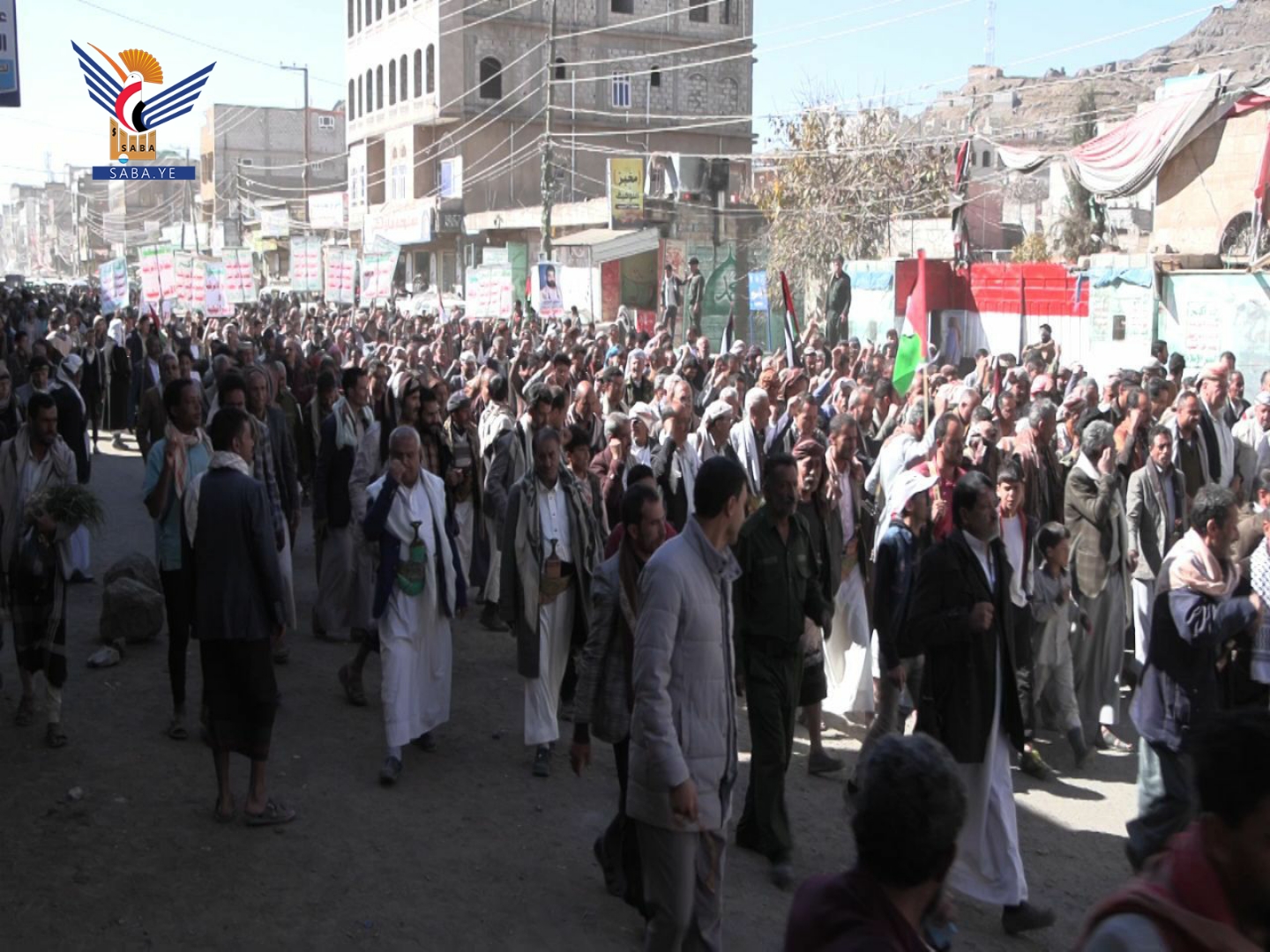 إب .. مسيرة في المربع الشمالي والغربي تحت شعار “تحالف حماية السفن الإسرائيلية لا يرهبنا”