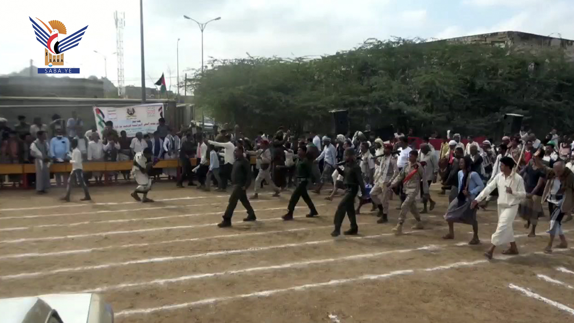 عرض رمزي لخريجي دورات التعبئة العامة في مديرية السخنة بالحديدة