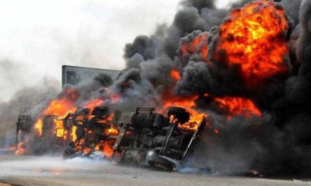 مصرع أكثر من 40 شخصًا في انفجار شاحنة صهريج في ليبيريا