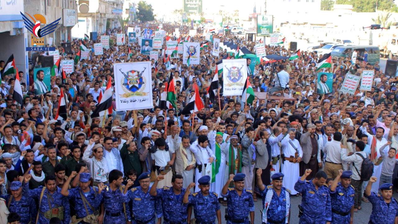 حشود جماهيرية كبيرة بالحديدة في مسيرة “معكم حتى النصر، والأمريكي لن يوقفنا”