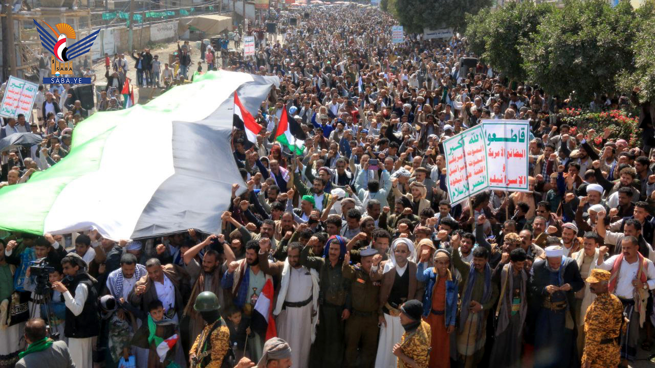 حشود جماهيرية كبيرة بتعز في مسيرة “معكم حتي النصر والتهديد الأمريكي لن يوقفنا”