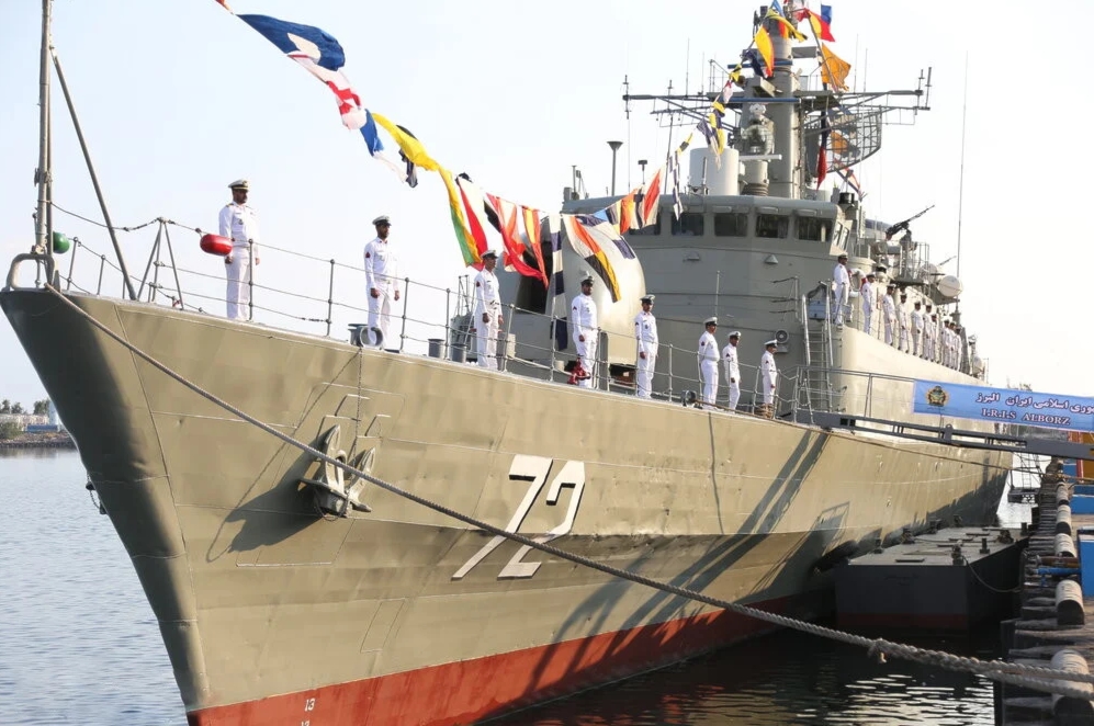 المُدمّرة “البرز” التابعة للجيش الإيراني تدخل البحر الأحمر عبر مضيق باب المندب