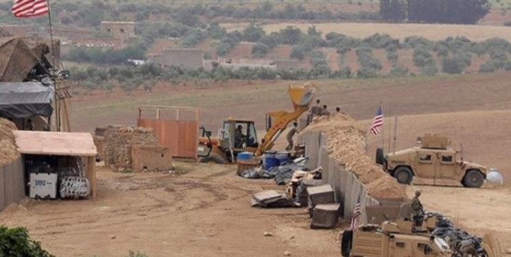 استهداف قاعدة حقل العمر الأمريكية بـ30 صاروخاً من الأراضي السورية