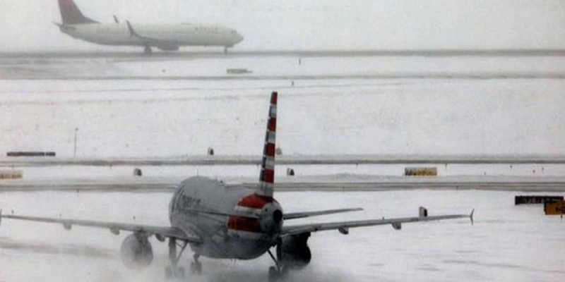 السلطات الأمريكية تلغي مئات الرحلات الجوية بسبب عاصفتين شتويتين