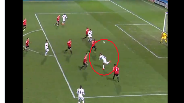 بابي يسجل هدفا عالميا بعد تمريرة مذهلة من أسينسيو