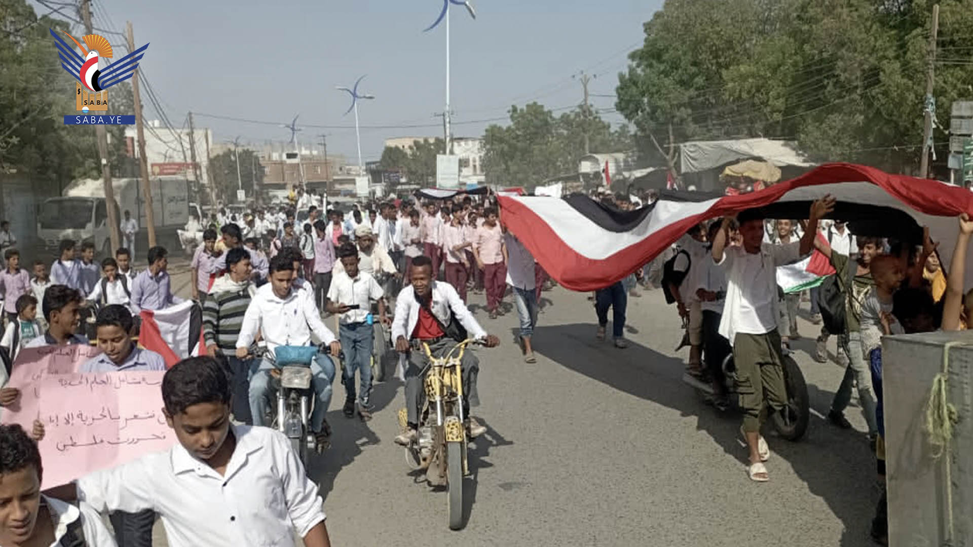 مسيرتان طلابيتان في بيت الفقية والزيدية بالحديدة تنديدا بالعدوان الامريكي البريطاني على اليمن