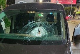 قطعان المستوطنين يهاجمون مركبات الفلسطينيين غرب نابلس و يهاجمون مدرسة بالخليل