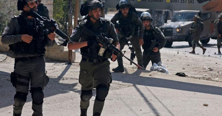 العدو يواصل اقتحام طولكرم ومخيمها: اعتقالات وتجريف شوارع وتدمير ممتلكات