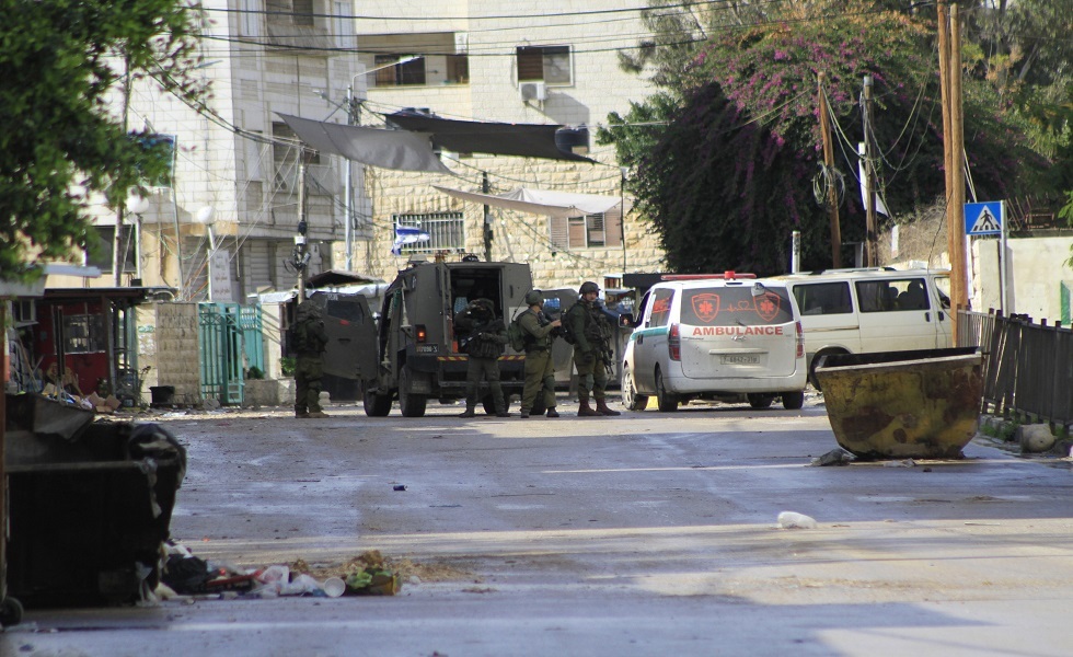 العدو الصهيوني يقتحم رام الله والبيرة ويصيب شابان بالأمعري