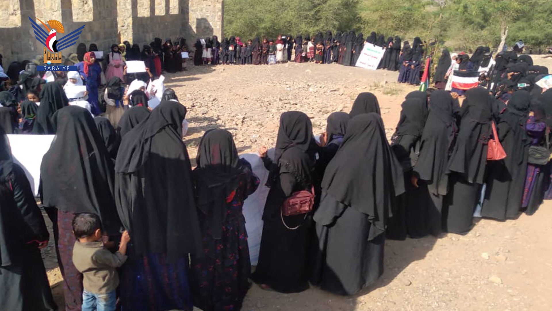 الحديدة.. وقفة نسائية في جبل راس تنديدا بالعدوان الأمريكي – البريطاني على اليمن