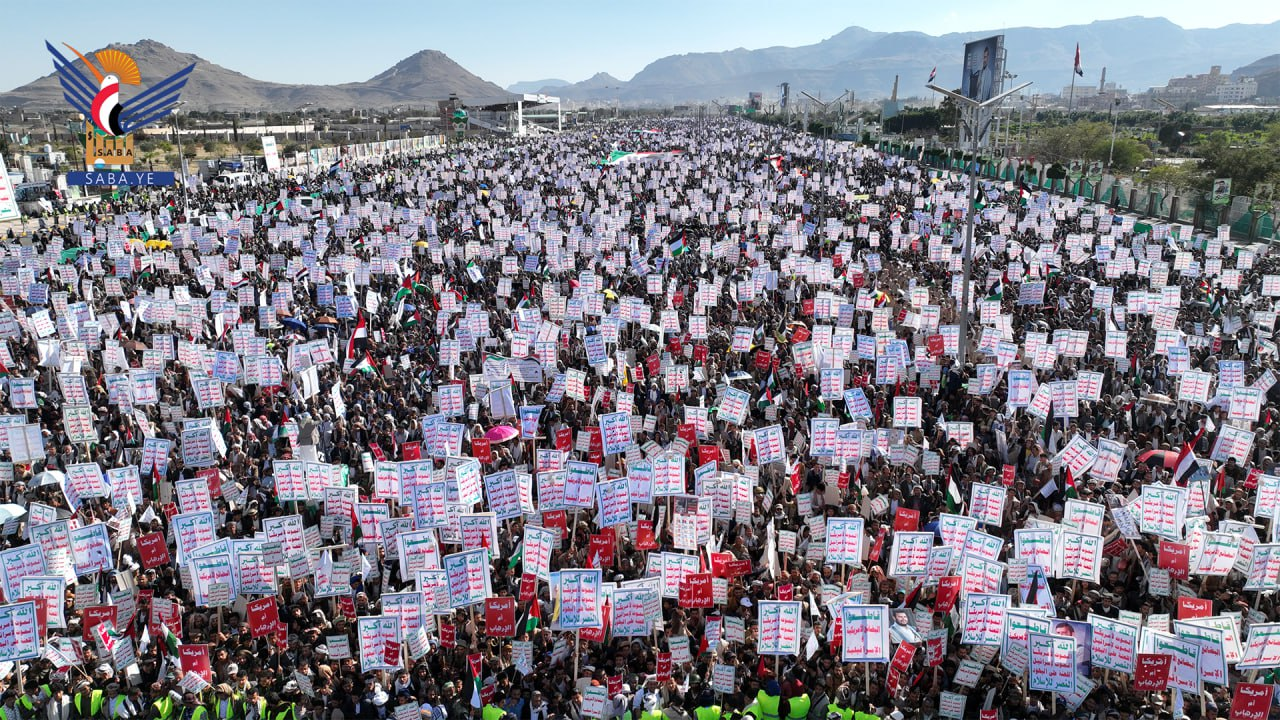 حشد مليوني بميدان السبعين في مسيرة “اليمن وفلسطين في خندق واحد”