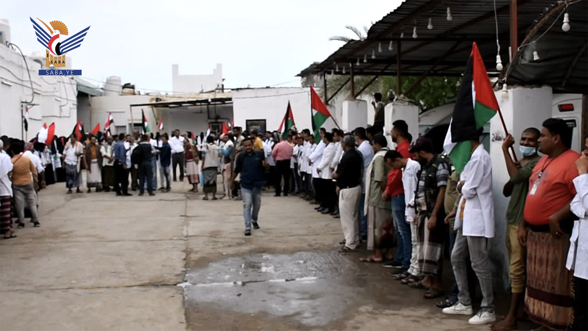 وقفة احتجاجية لقيادة وموظفي مستشفى الثورة بالحديدة