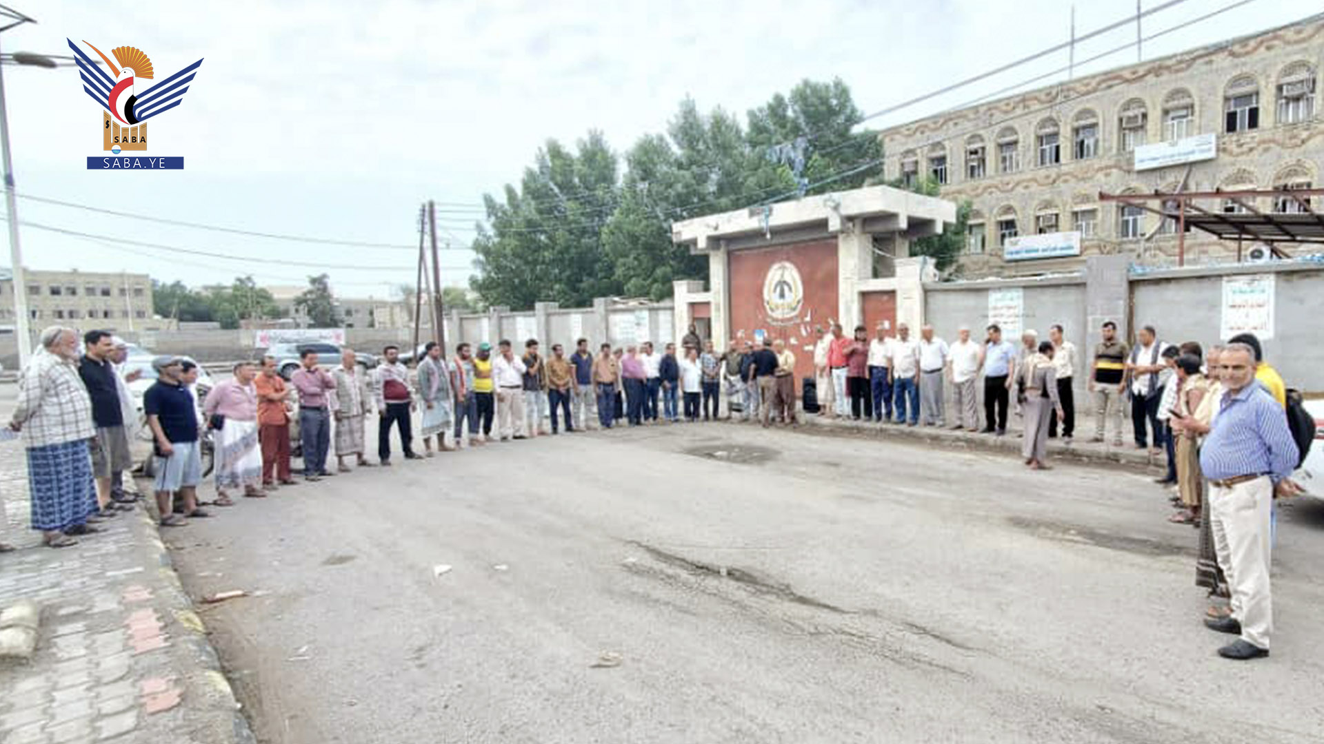 وقفة لقيادة وموظفي الضرائب بالحديدة تنديدا بجرائم الكيان الصهيوني والعدوان الأمريكي