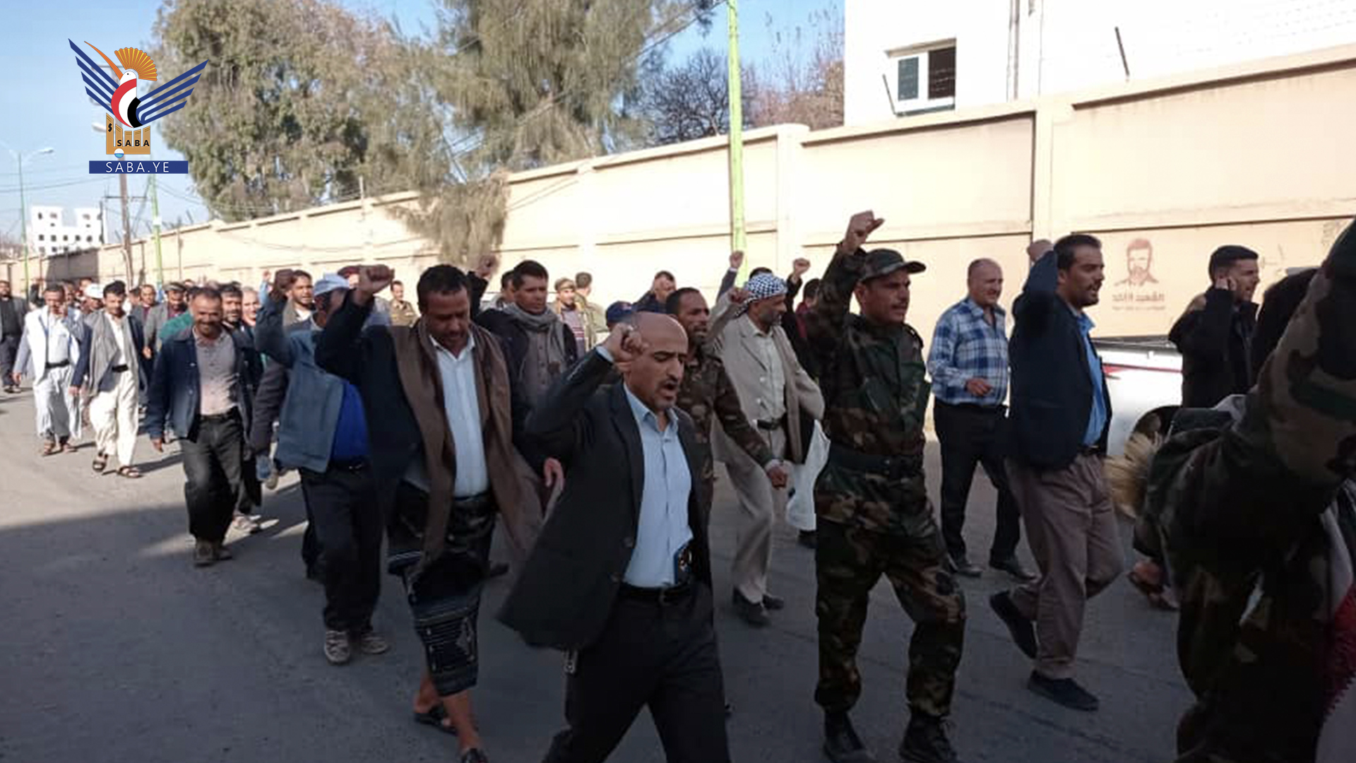 مسير شعبي لخريجي الدورات العسكرية في مديرية الثورة بالأمانة