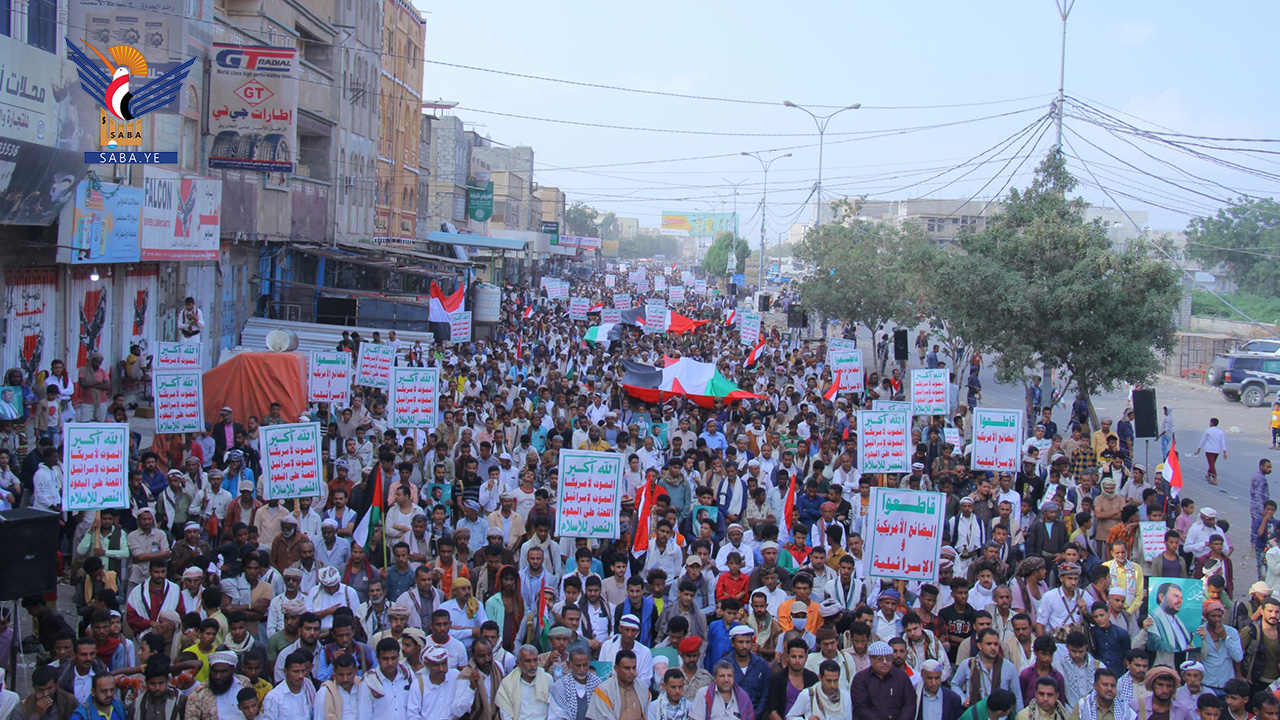 حشود جماهيرية كبرى بالحديدة في مسيرات “مع غزة ملتزمون حتى النصر”