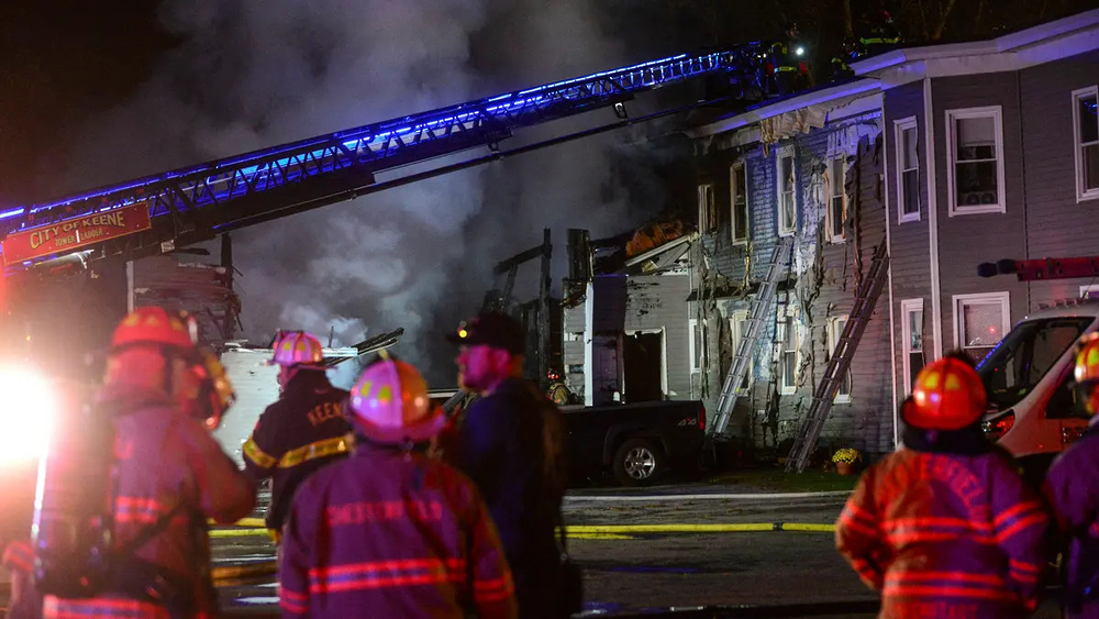 مصرع ثلاثة أشخاص جراء تحطم طائرة سقطت على مجمع سكني بأمريكا