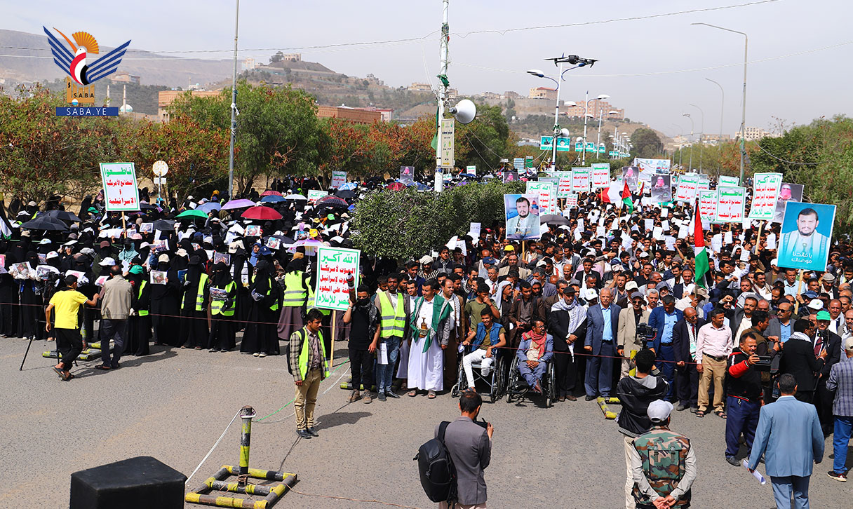 مسيرة طلابية وأكاديمية حاشدة لمنتسبي جامعة صنعاء تضامناً مع فلسطين