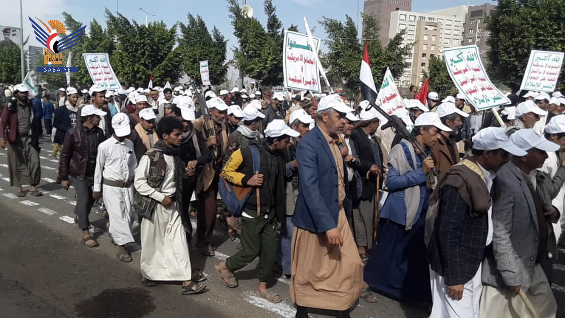 وقفة مسلحة وعرض عسكري شعبي لأبناء مديرية آزال بأمانة العاصمة