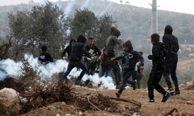 نابلس.. إصابة العشرات بالاختناق واعتقال شابين خلال مواجهات مع العدو في بيتا