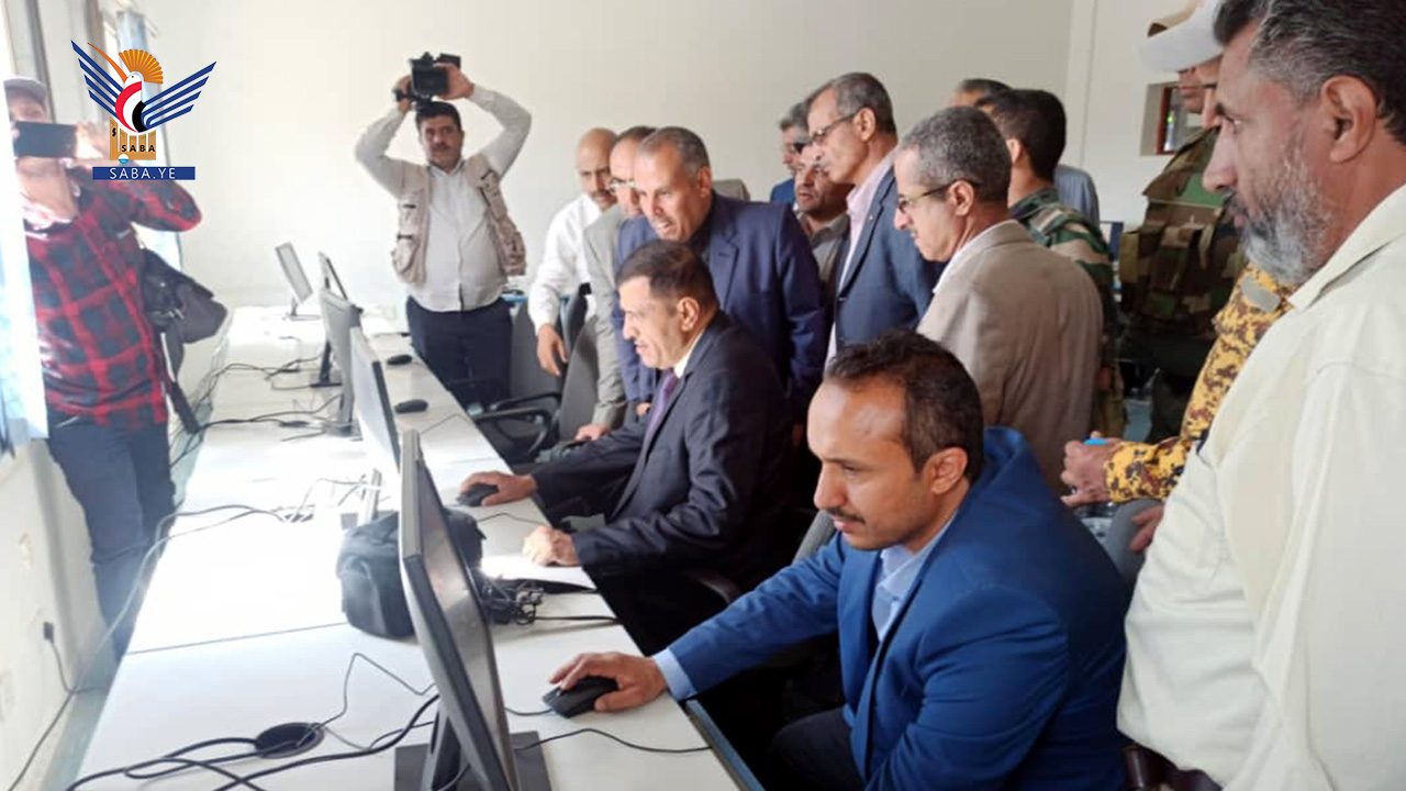 وزير التعليم الفني يدشن العمل في معملين بكلية مجتمع صنعاء