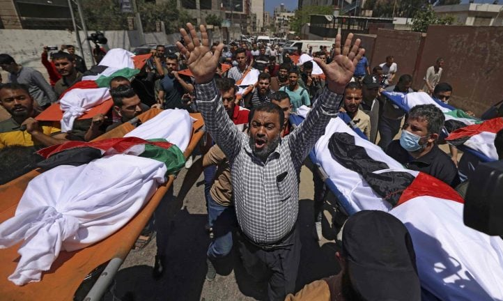 استشهاد 15 فلسطينيا في قصف العدو منزلا بمدينة دير البلح وسط قطاع غزة